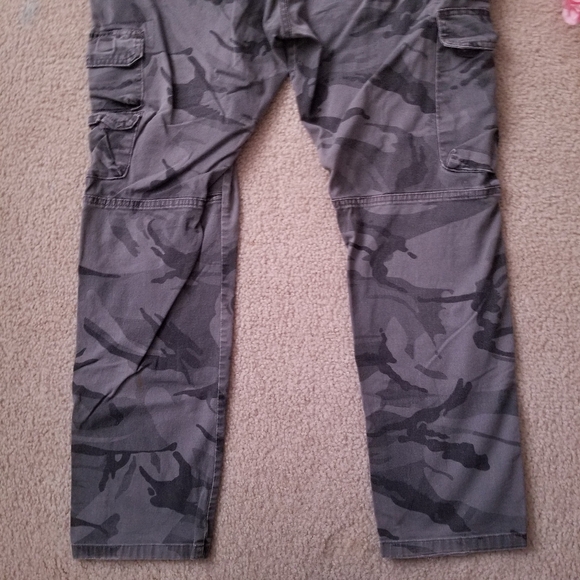 Lightly Used Men's Wrangler Grey Camo Tapered Cargo Pants - Picture 10 of 15